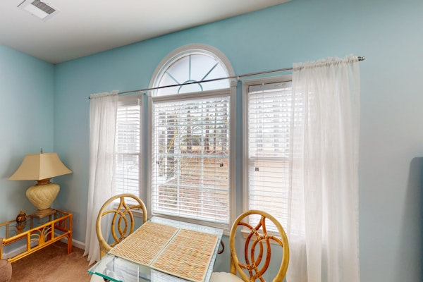 Convenient studio with outdoor pool, patio, central AC & beach access