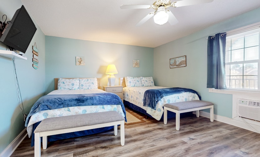 3rd-floor studio condo with streaming, AC & kitchenette - beaches & golf nearby