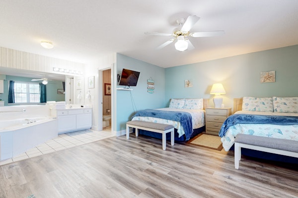 3rd-floor studio condo with streaming, AC & kitchenette - beaches & golf nearby