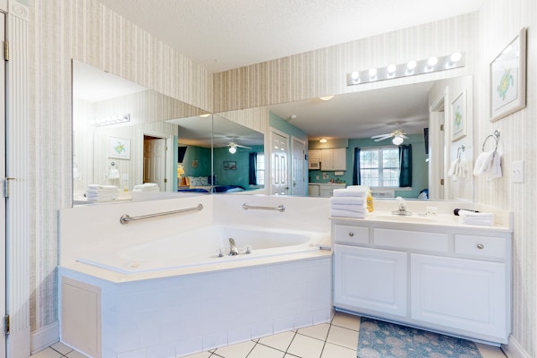 3rd-floor studio condo with streaming, AC & kitchenette - beaches & golf nearby