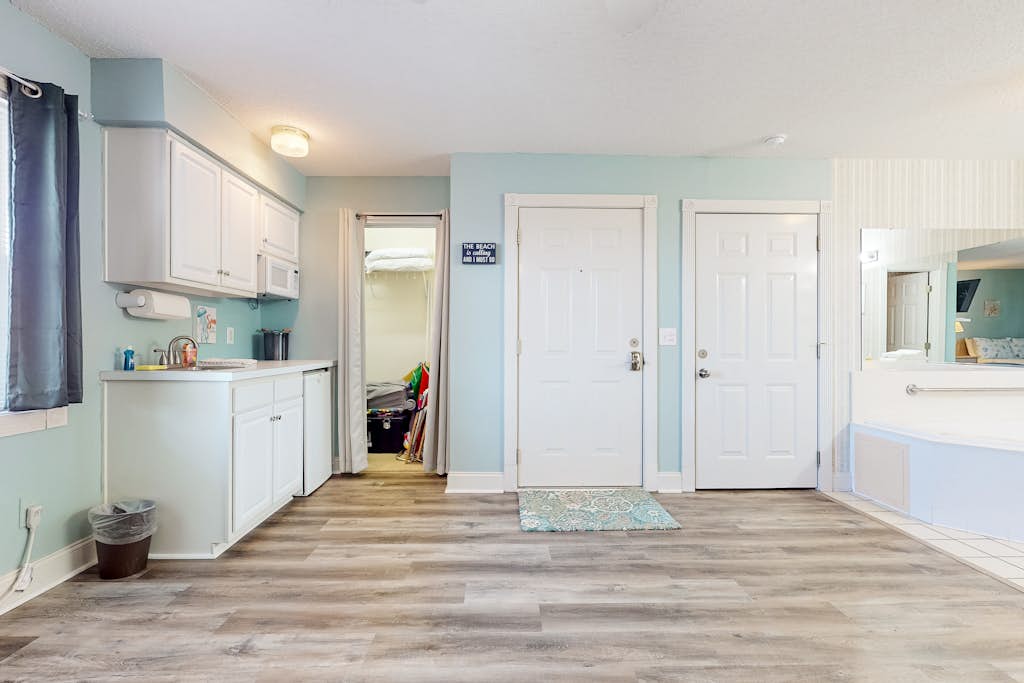 3rd-floor studio condo with streaming, AC & kitchenette - beaches & golf nearby