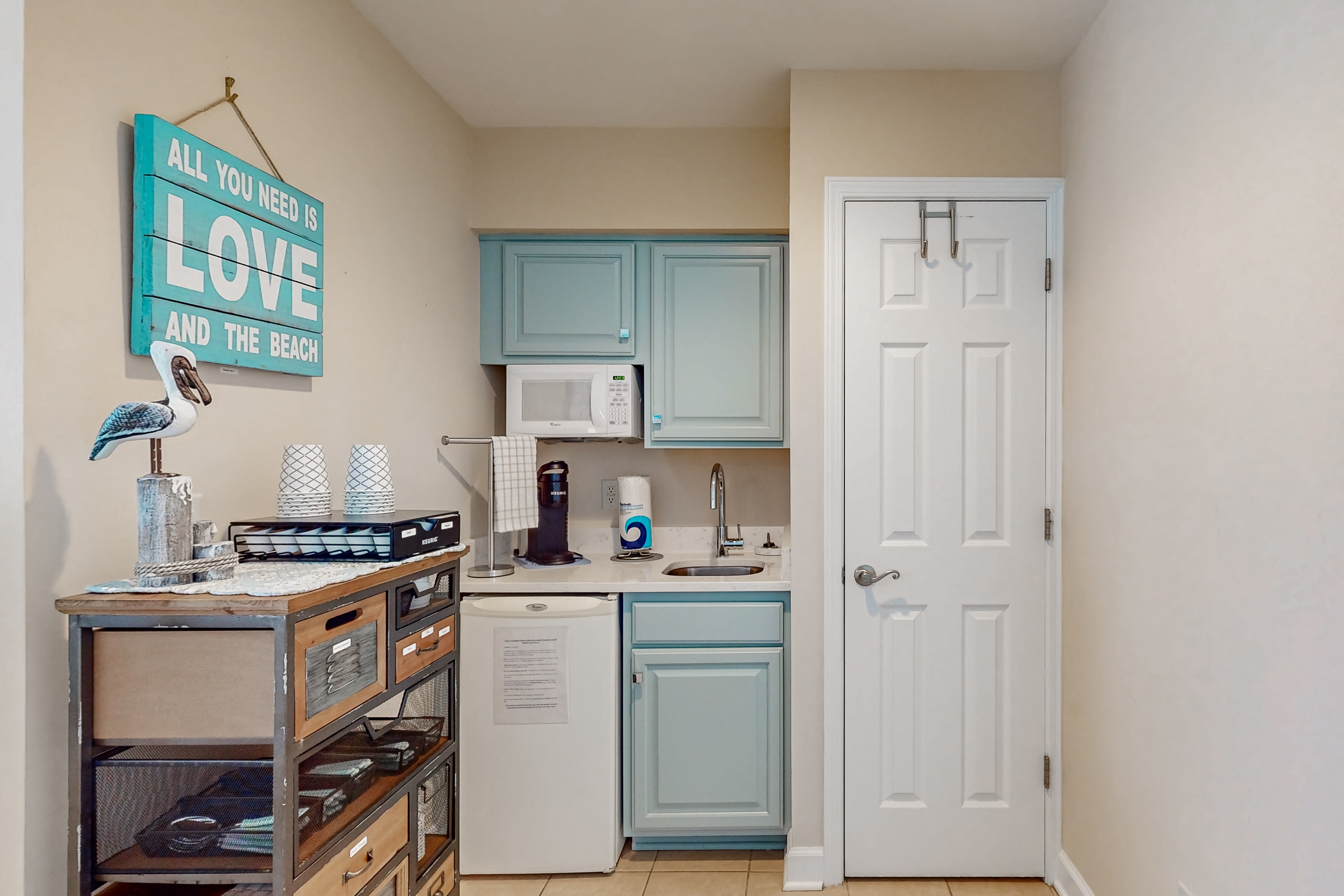 Coastal Condo with outdoor pool and golf courses nearby