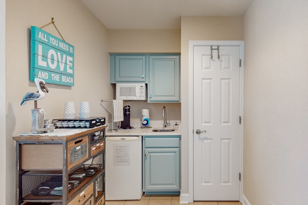 Coastal Condo with outdoor pool and golf courses nearby