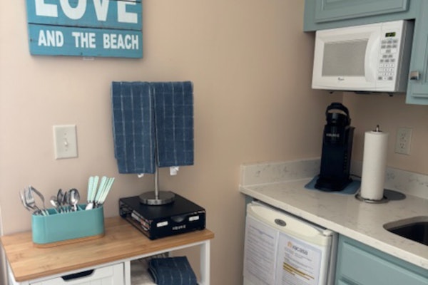 Coastal Condo with outdoor pool and golf courses nearby