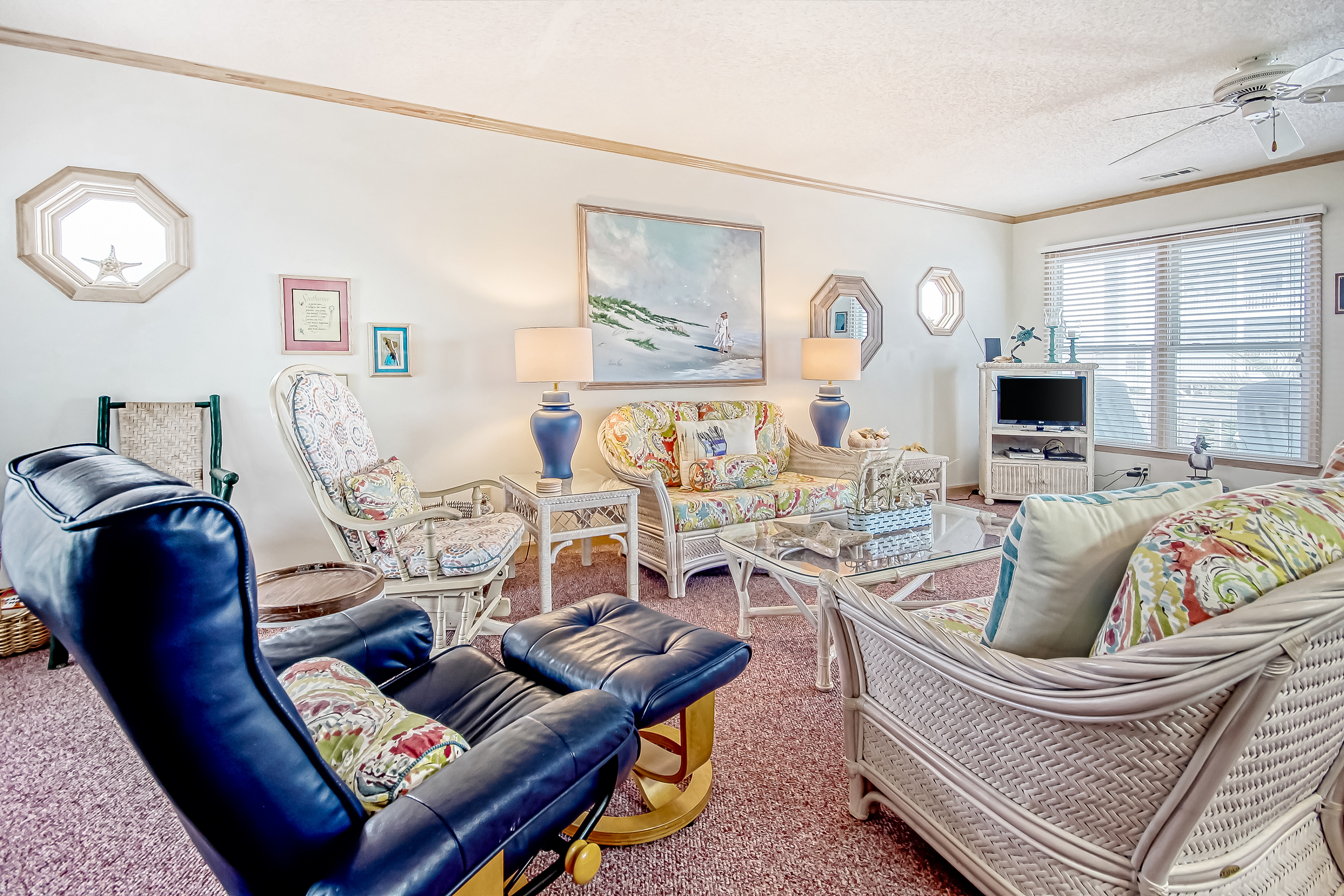 Fantastic house with WiFi, central AC, and private washer/dryer - steps to beach