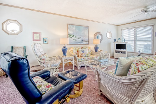 Fantastic house with WiFi, central AC, and private washer/dryer - steps to beach