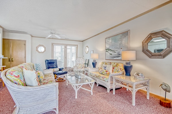 Fantastic house with WiFi, central AC, and private washer/dryer - steps to beach