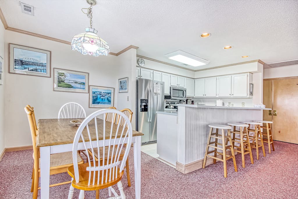 Fantastic house with WiFi, central AC, and private washer/dryer - steps to beach