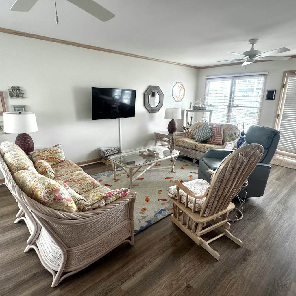 Fantastic house with WiFi, central AC, and private washer/dryer - steps to beach