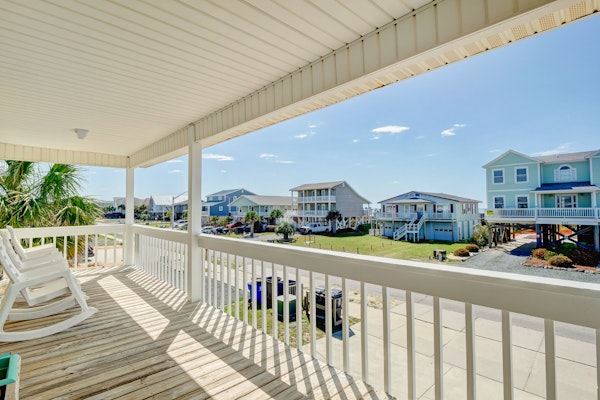 Magnificent house with central AC, patio, deck, W/D & screened porch
