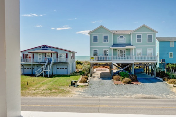 Magnificent house with central AC, patio, deck, W/D & screened porch