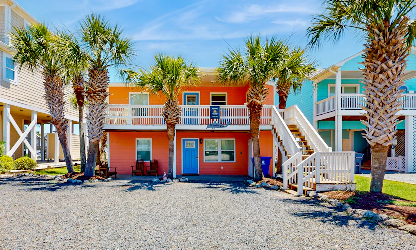 Wonderful Family House on Waterway w/Free WiFi, Private W/D, AC, Dock, Patio