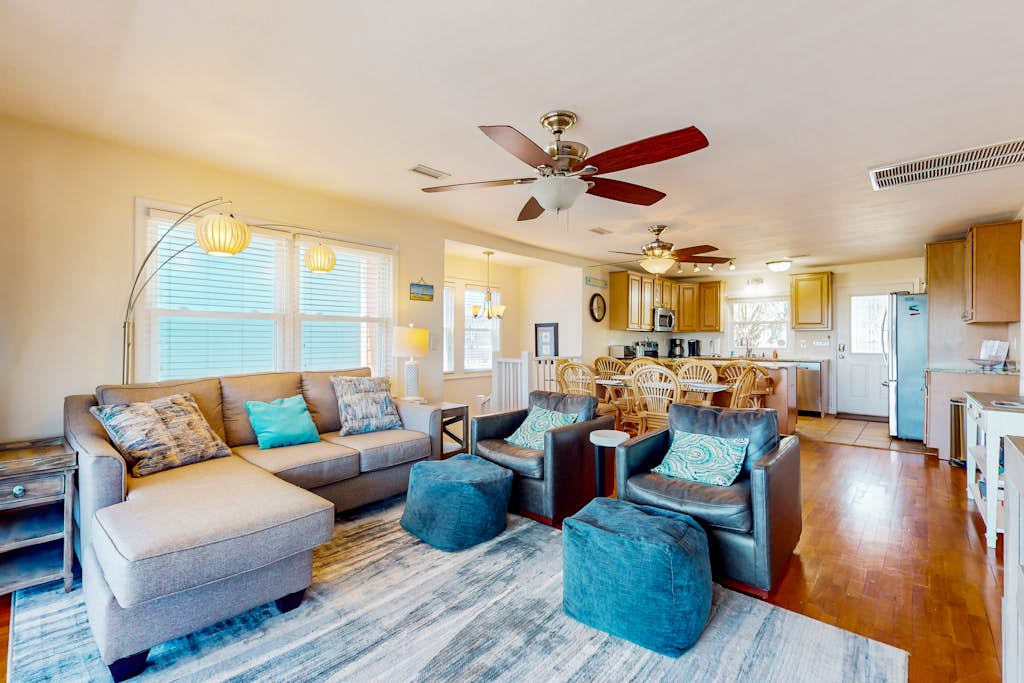 Wonderful Family House on Waterway w/Free WiFi, Private W/D, AC, Dock, Patio