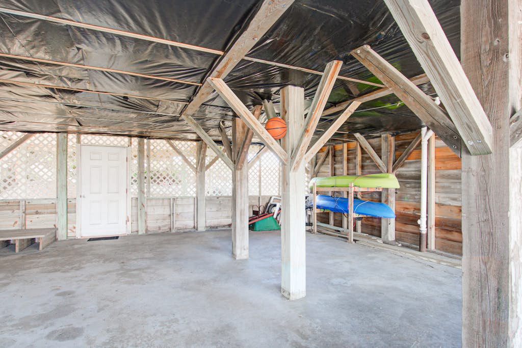Oceanfront home with beach access - large deck, sunroom, AC & washer/dryer