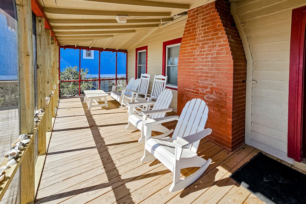 Dog-friendly beachfront house with screened porch, AC & W/D