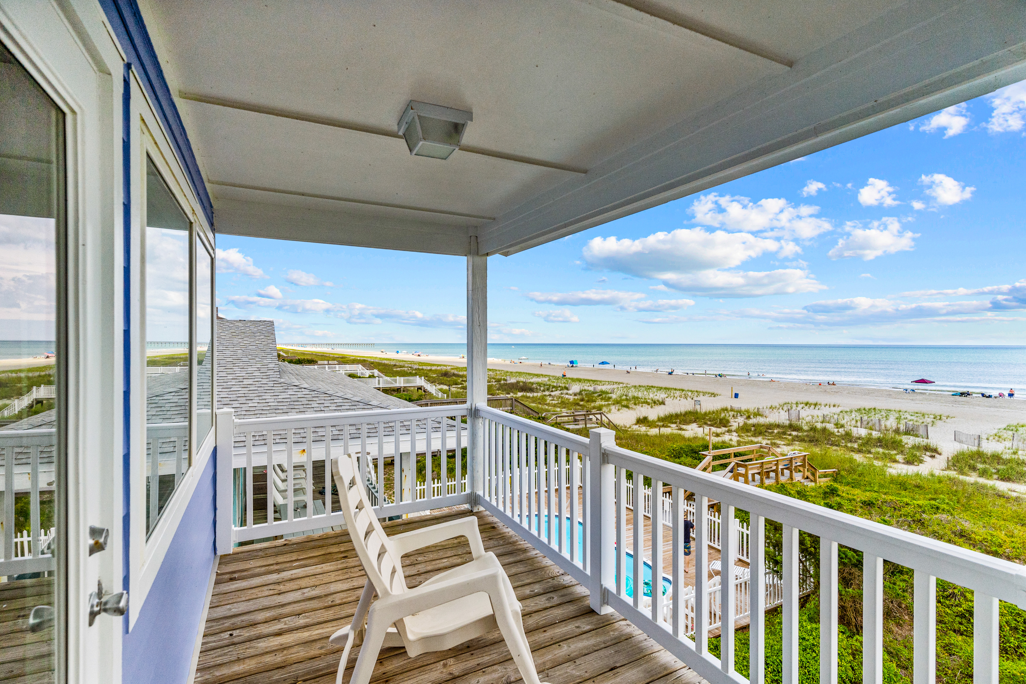 Renovated beachfront house with lovey interior & large decks - steps to sand
