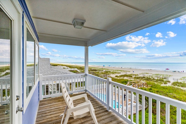Renovated beachfront house with lovey interior & large decks - steps to sand