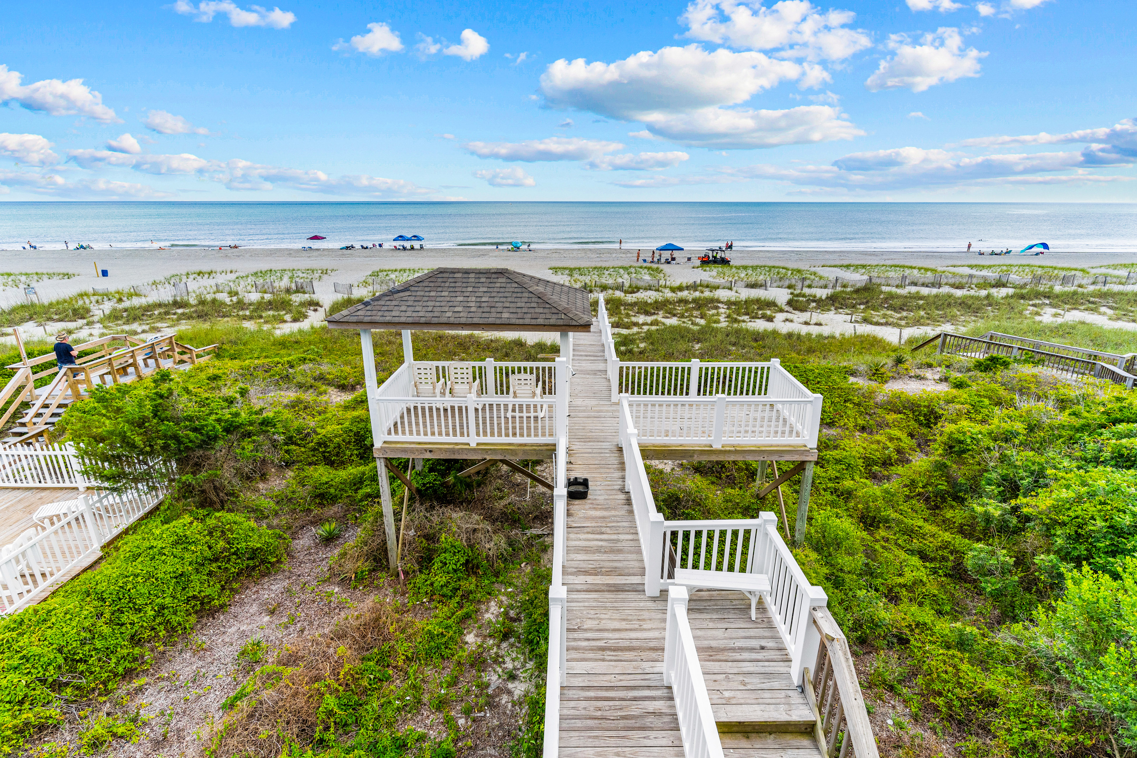 Renovated beachfront house with lovey interior & large decks - steps to sand