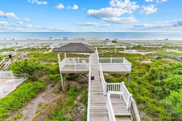 Renovated beachfront house with lovey interior & large decks - steps to sand