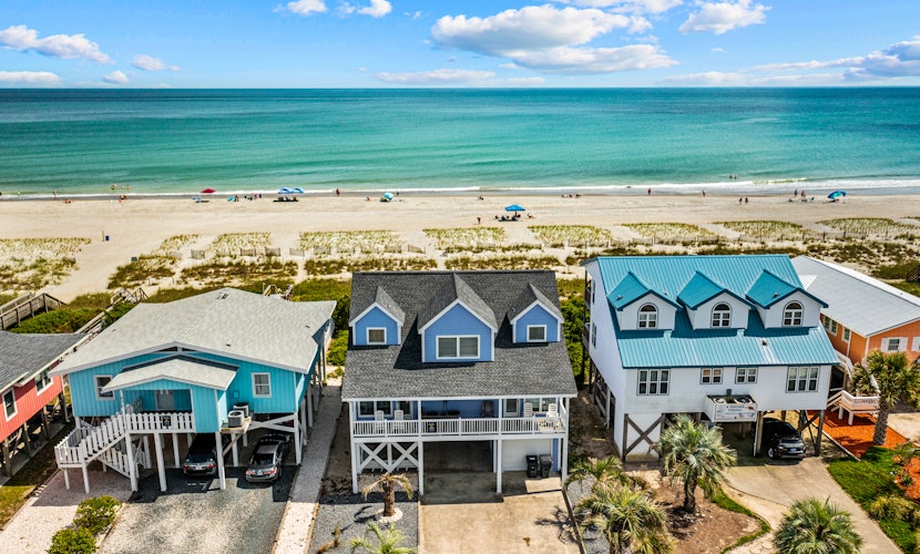 Renovated beachfront house with lovey interior & large decks - steps to sand