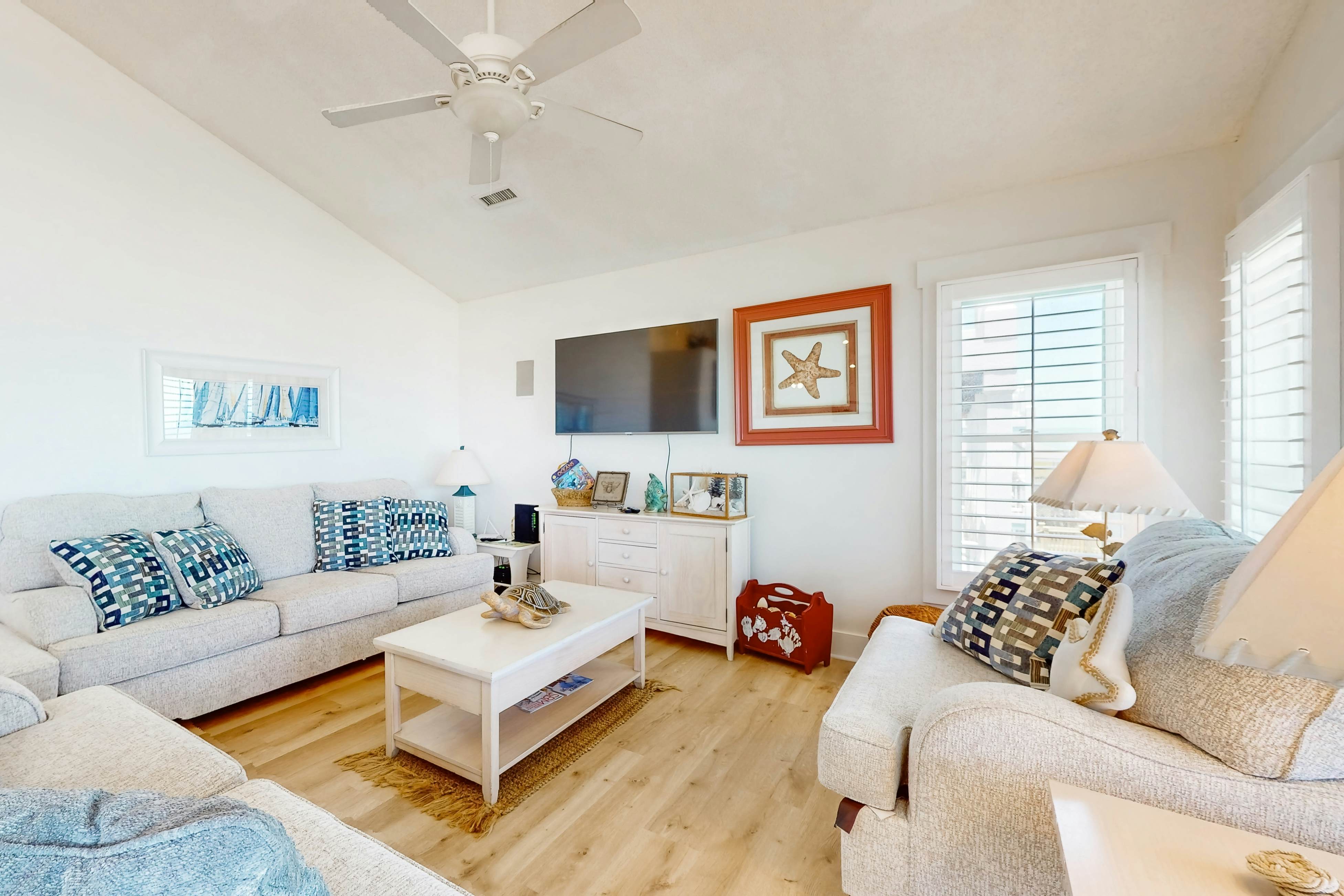 HB148 Queen B by the Sea