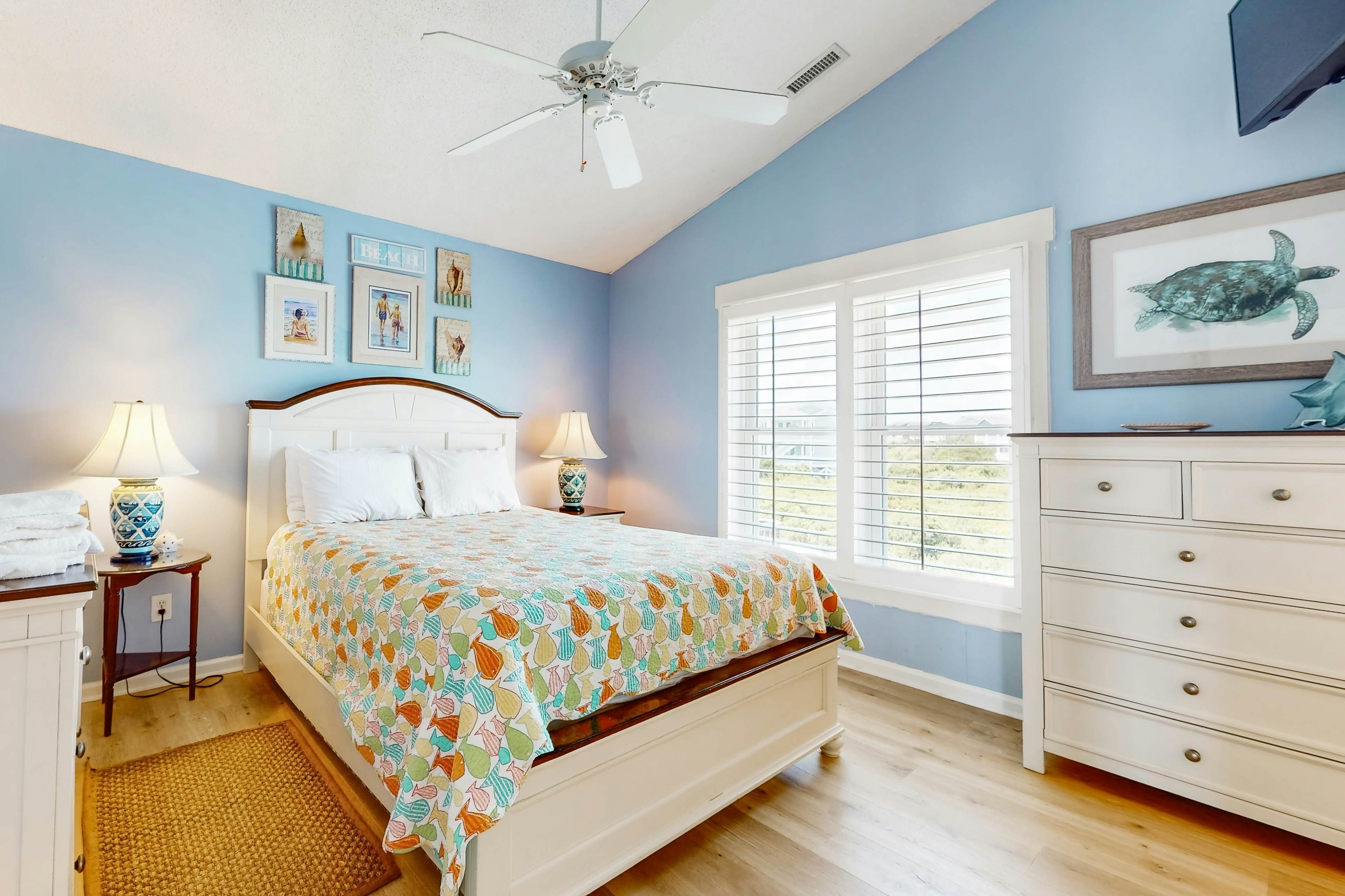 HB148 Queen B by the Sea