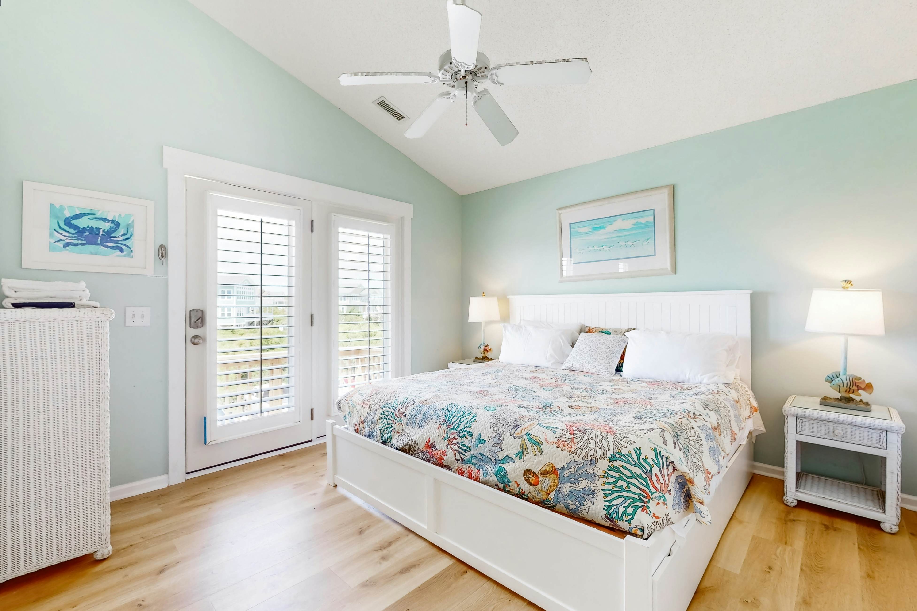 HB148 Queen B by the Sea