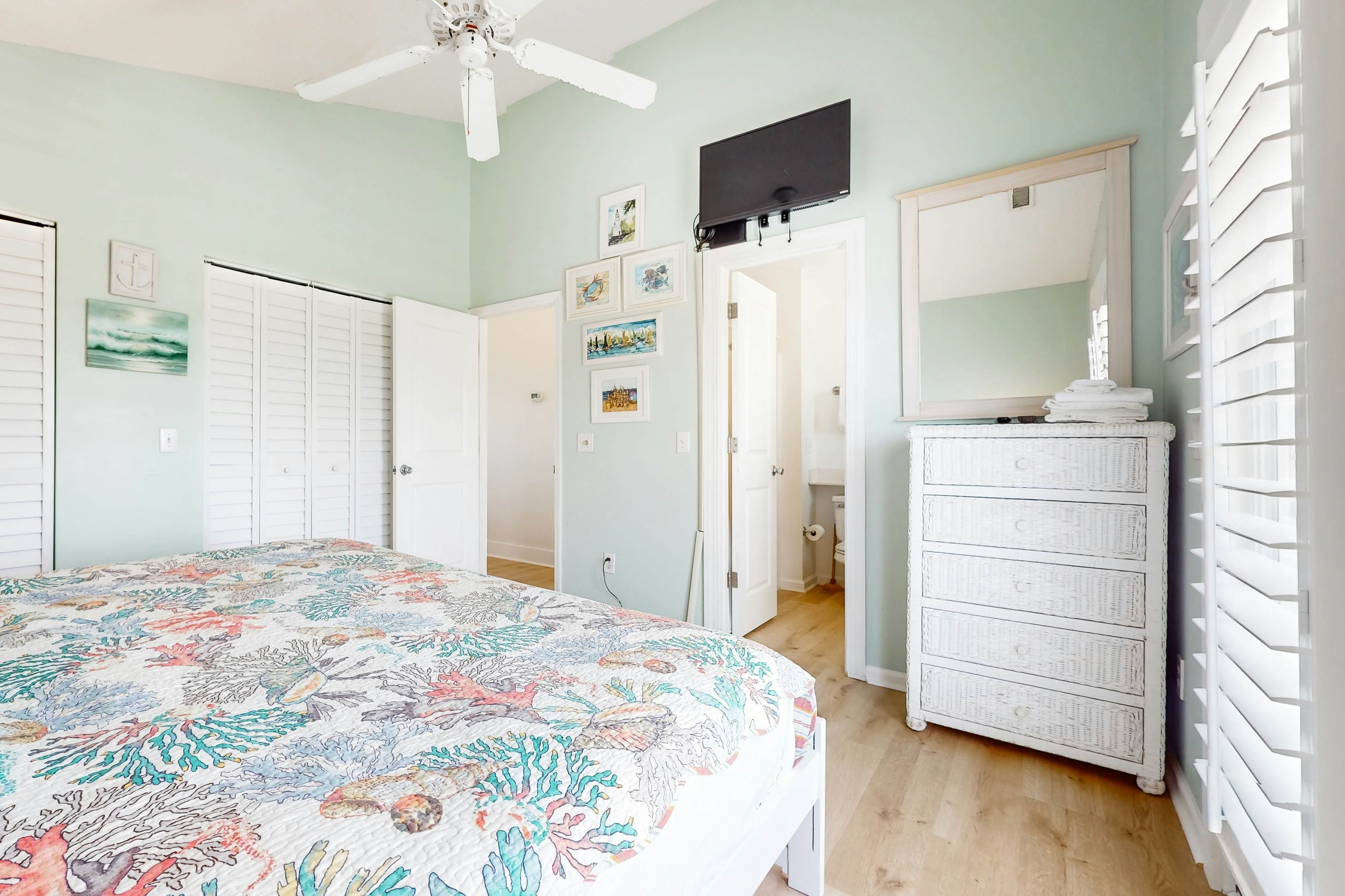 HB148 Queen B by the Sea