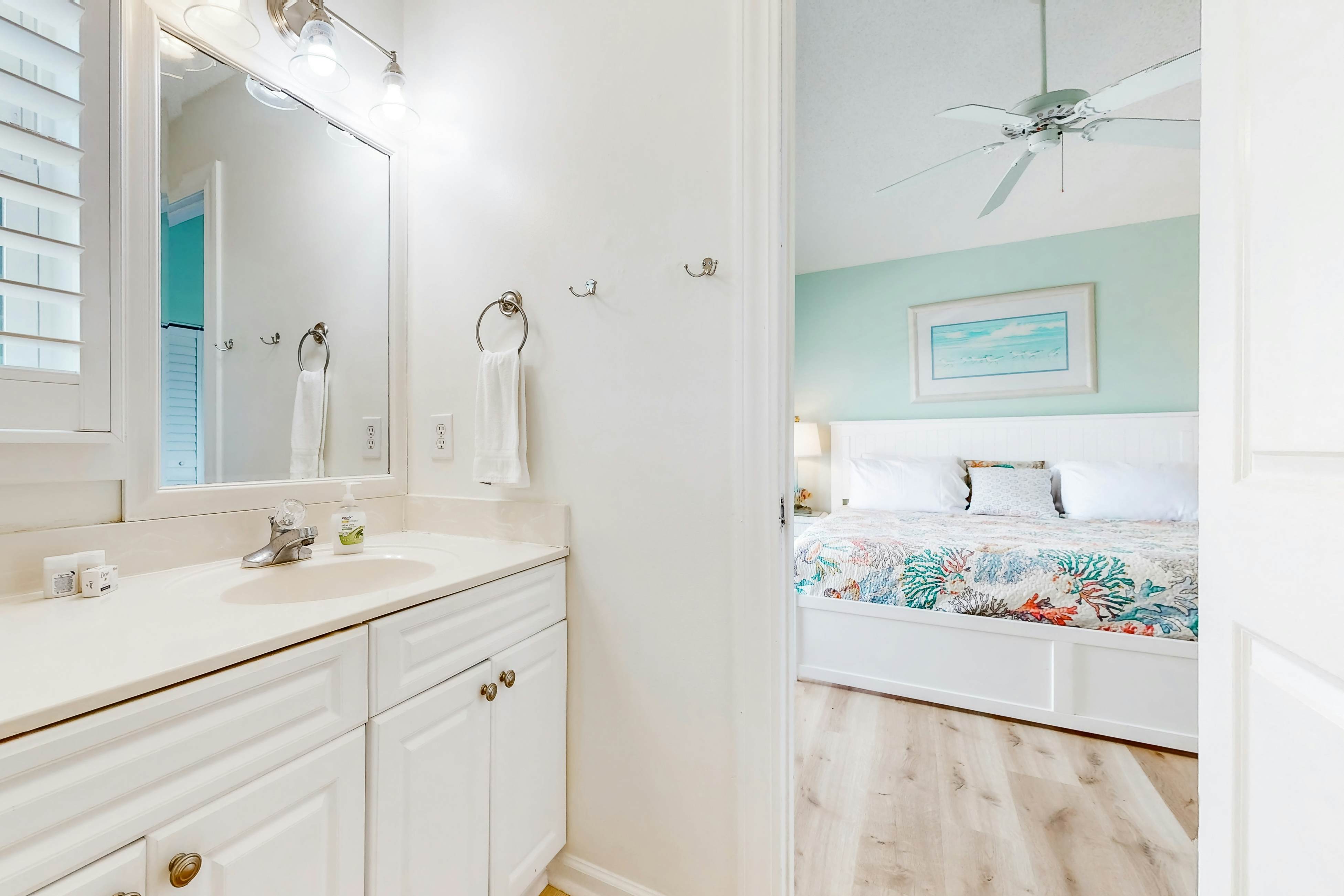 HB148 Queen B by the Sea