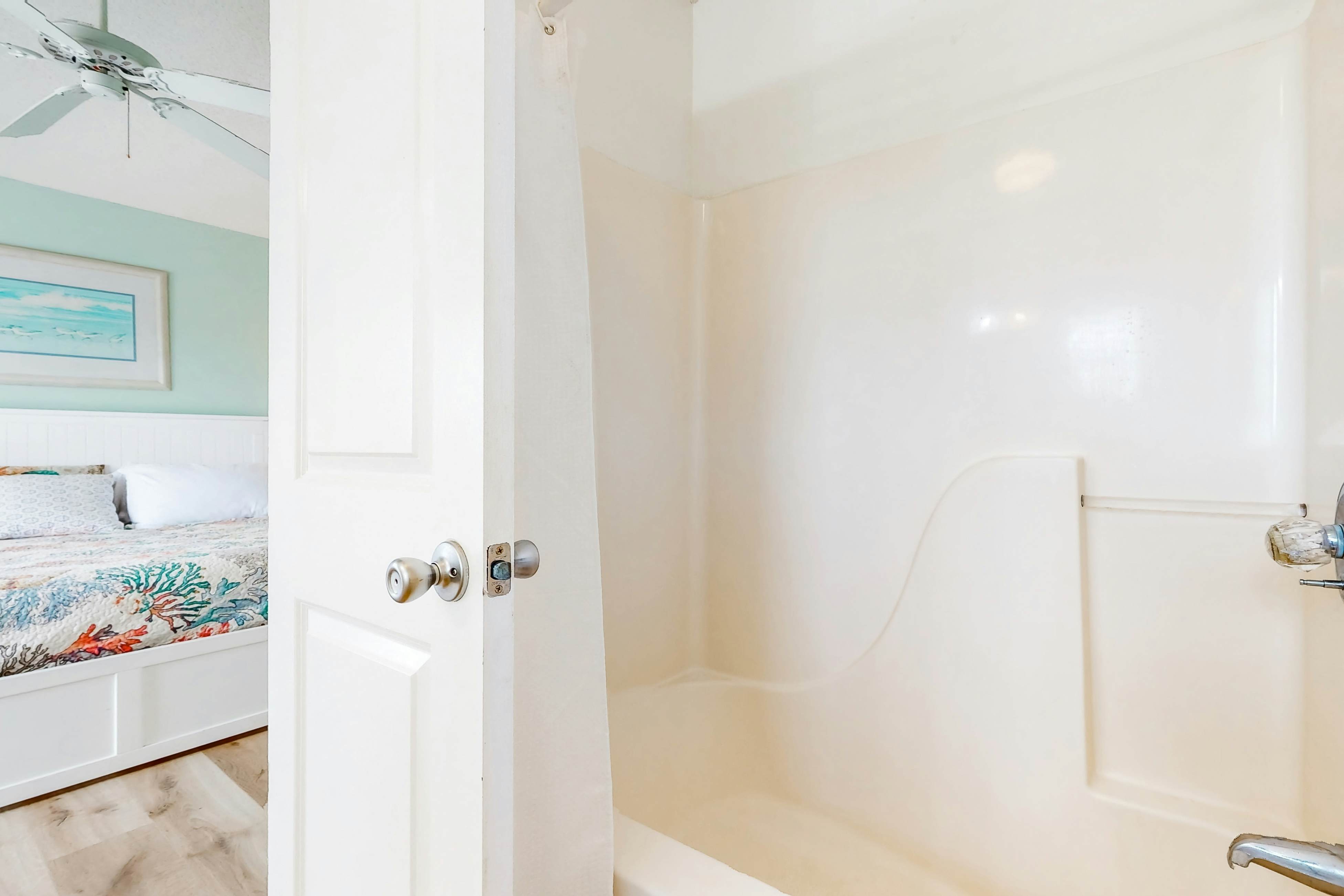 HB148 Queen B by the Sea