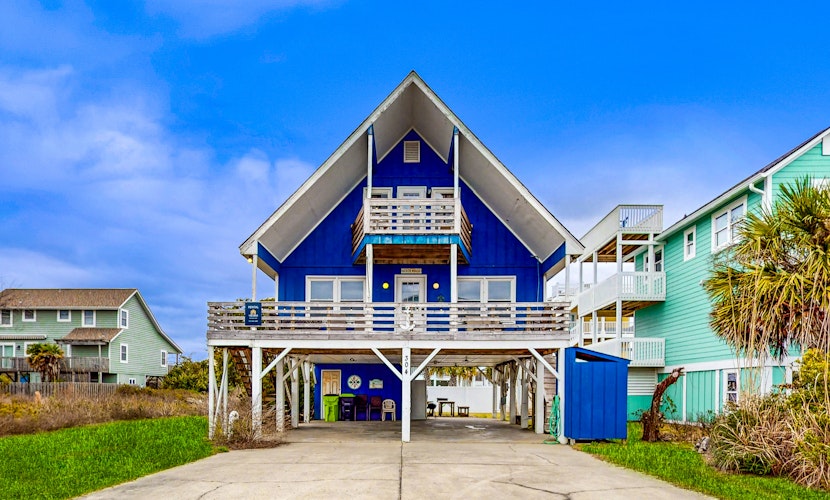 Inviting home near the beach with sundeck, outdoor shower & washer/dryer