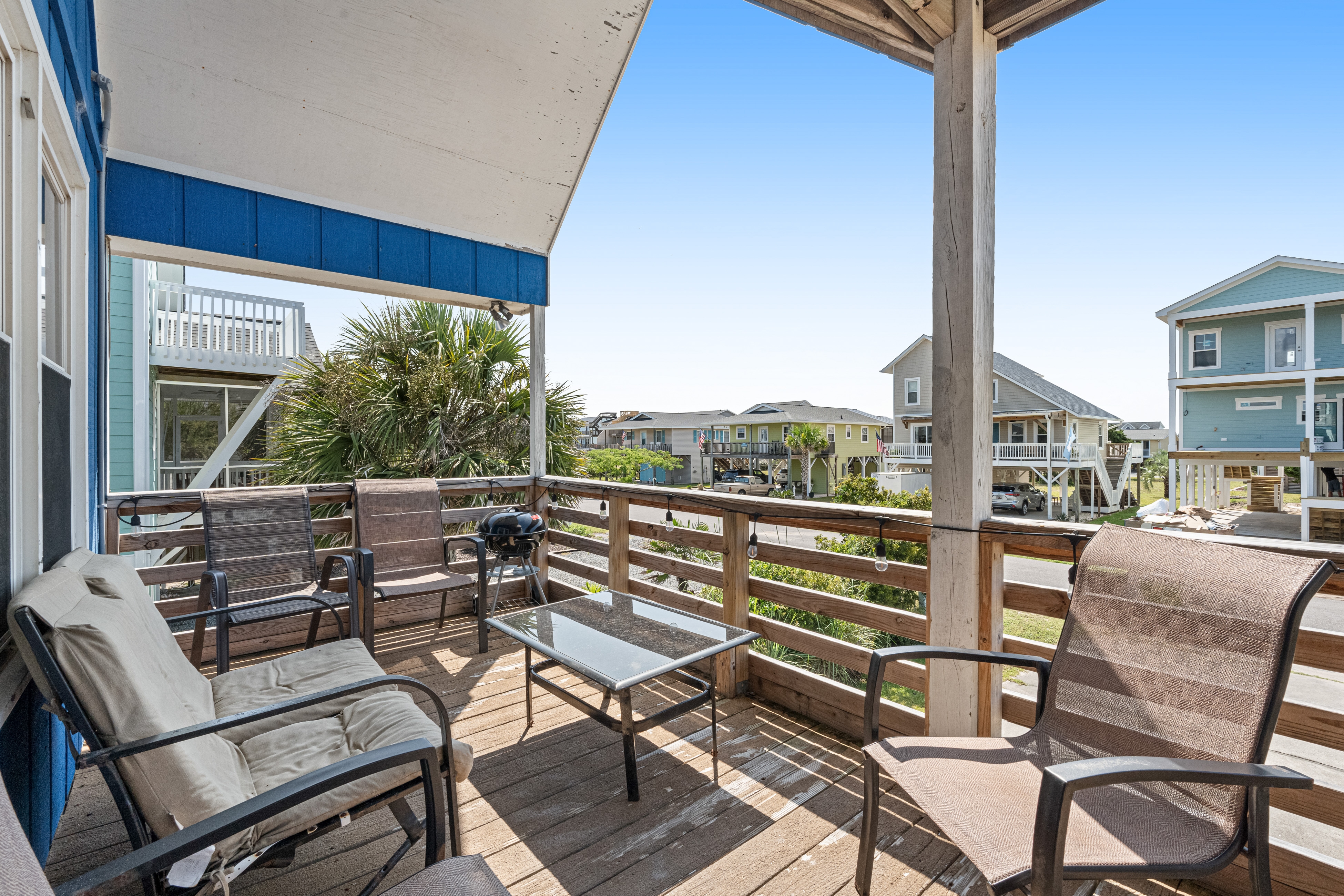 Inviting home near the beach with sundeck, outdoor shower & washer/dryer