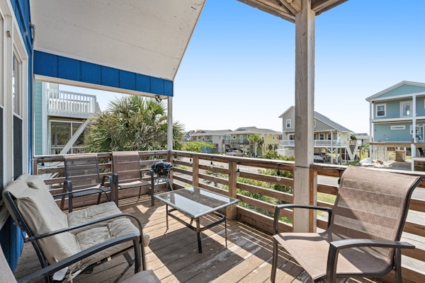 Inviting home near the beach with sundeck, outdoor shower & washer/dryer