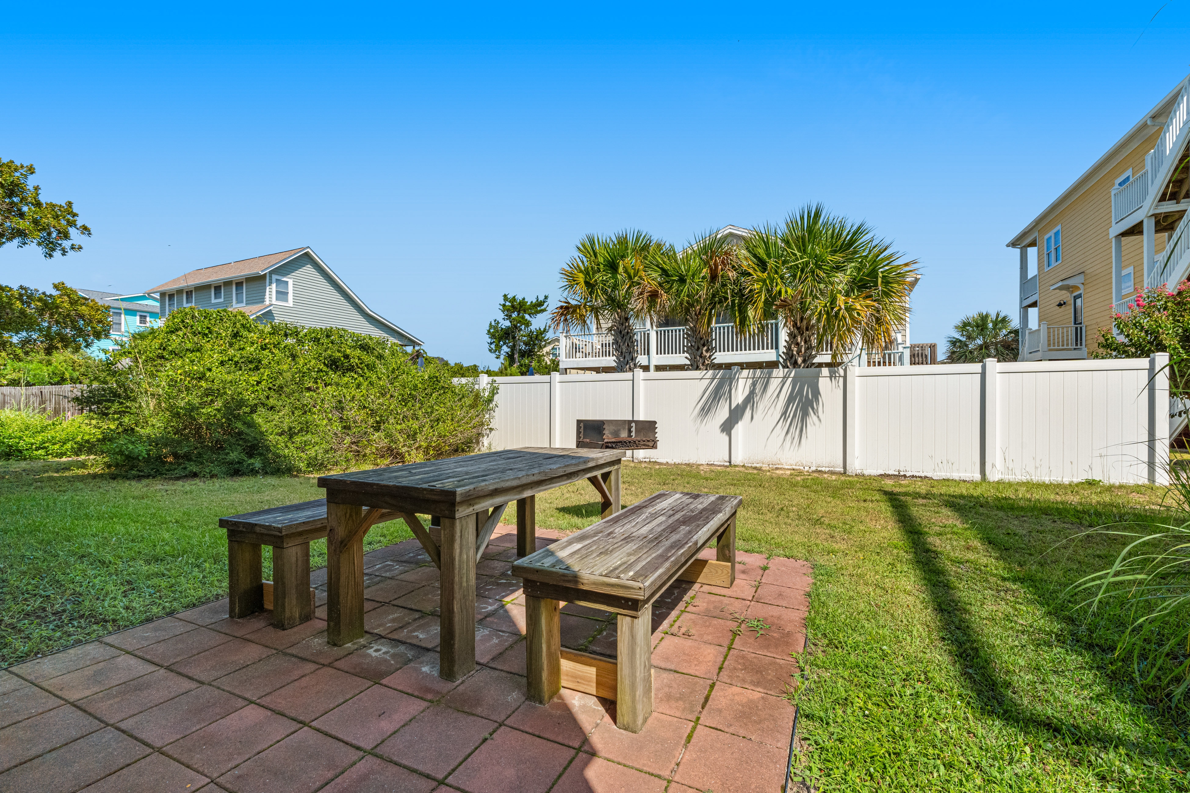 Inviting home near the beach with sundeck, outdoor shower & washer/dryer