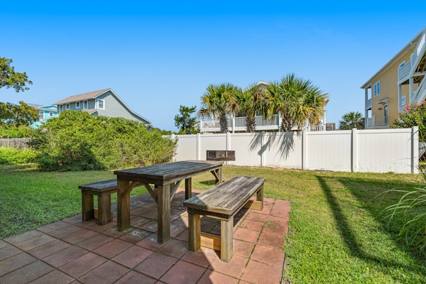 Inviting home near the beach with sundeck, outdoor shower & washer/dryer