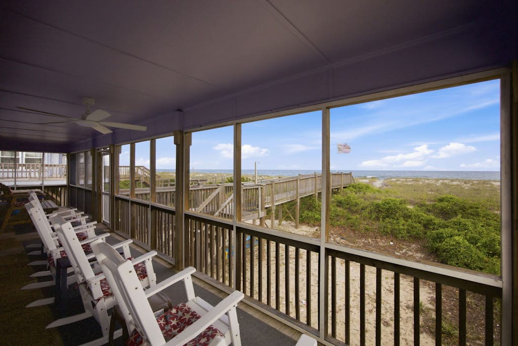 Oceanfront screened porch & private walkway to beach, 3 outdoor showers & WiFi