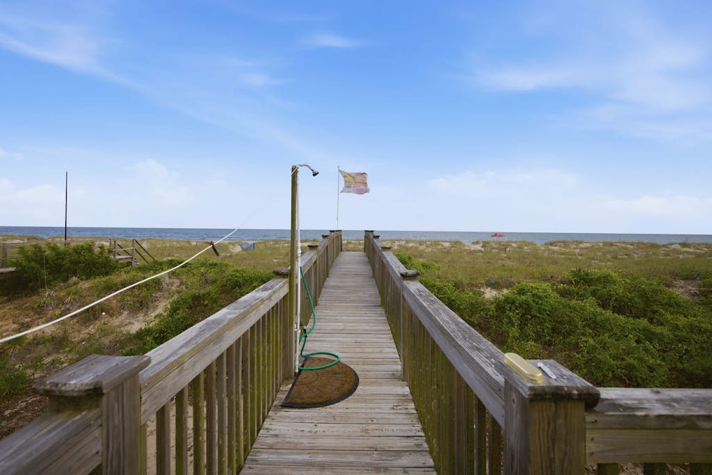 Oceanfront screened porch & private walkway to beach, 3 outdoor showers & WiFi