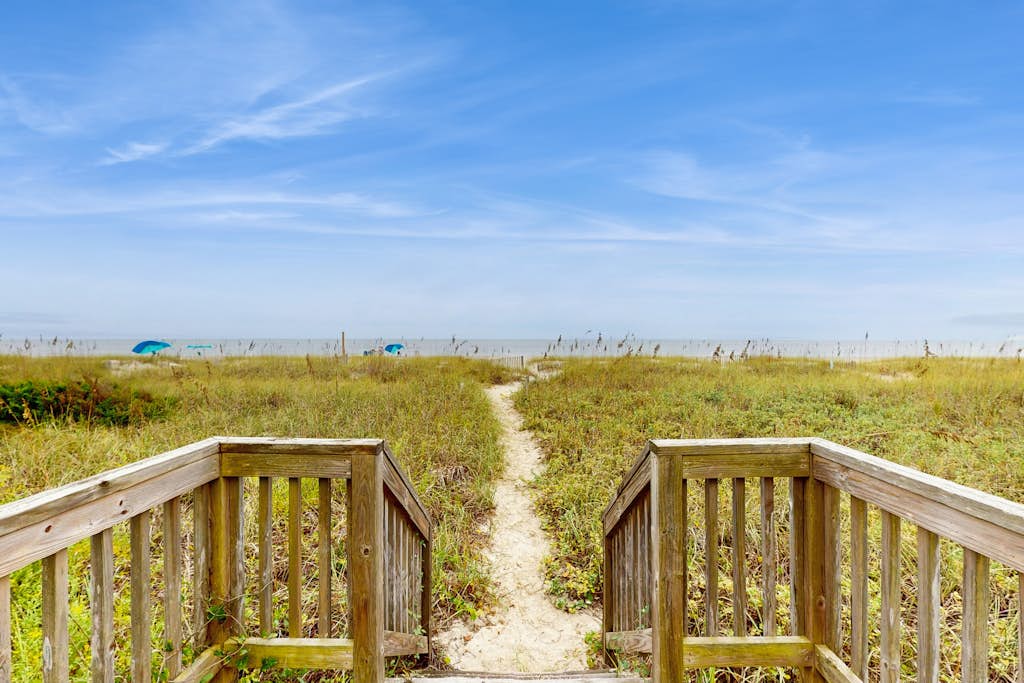 Oceanfront cottage with private beach walkway - views, sundeck, central AC & W/D