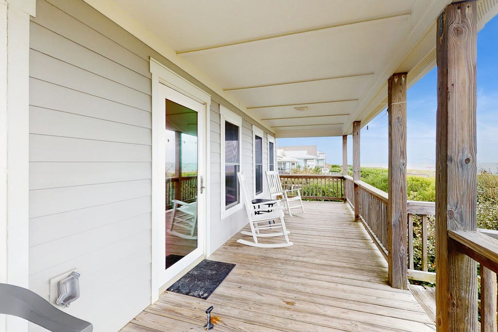 Oceanfront cottage with private beach walkway - views, sundeck, central AC & W/D