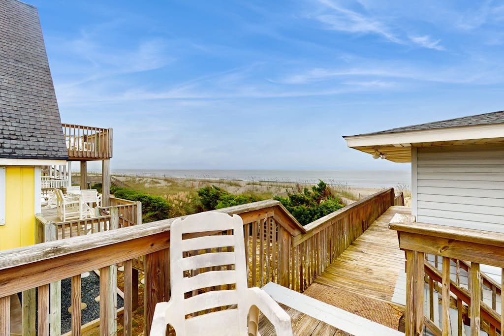 Oceanfront Cottage with Sunrise View, Walkway to Beach, WiFi, Outdoor Shower, AC