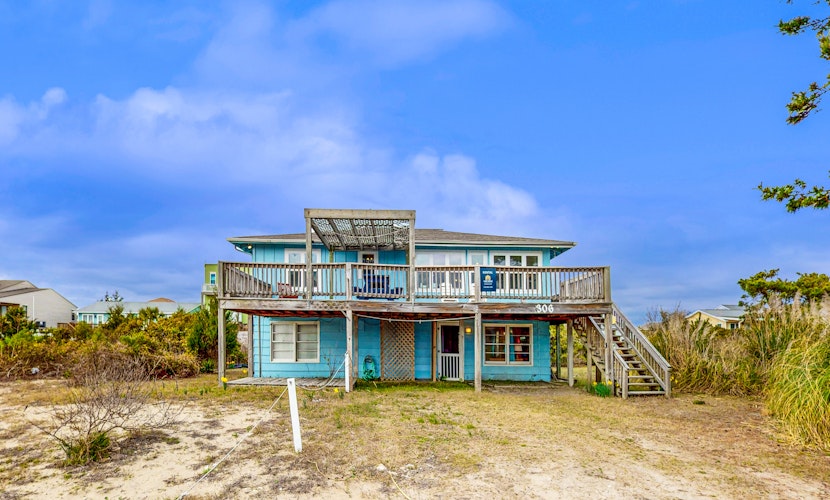 Breezy cottage across from beach access with central AC, enclosed yard & deck