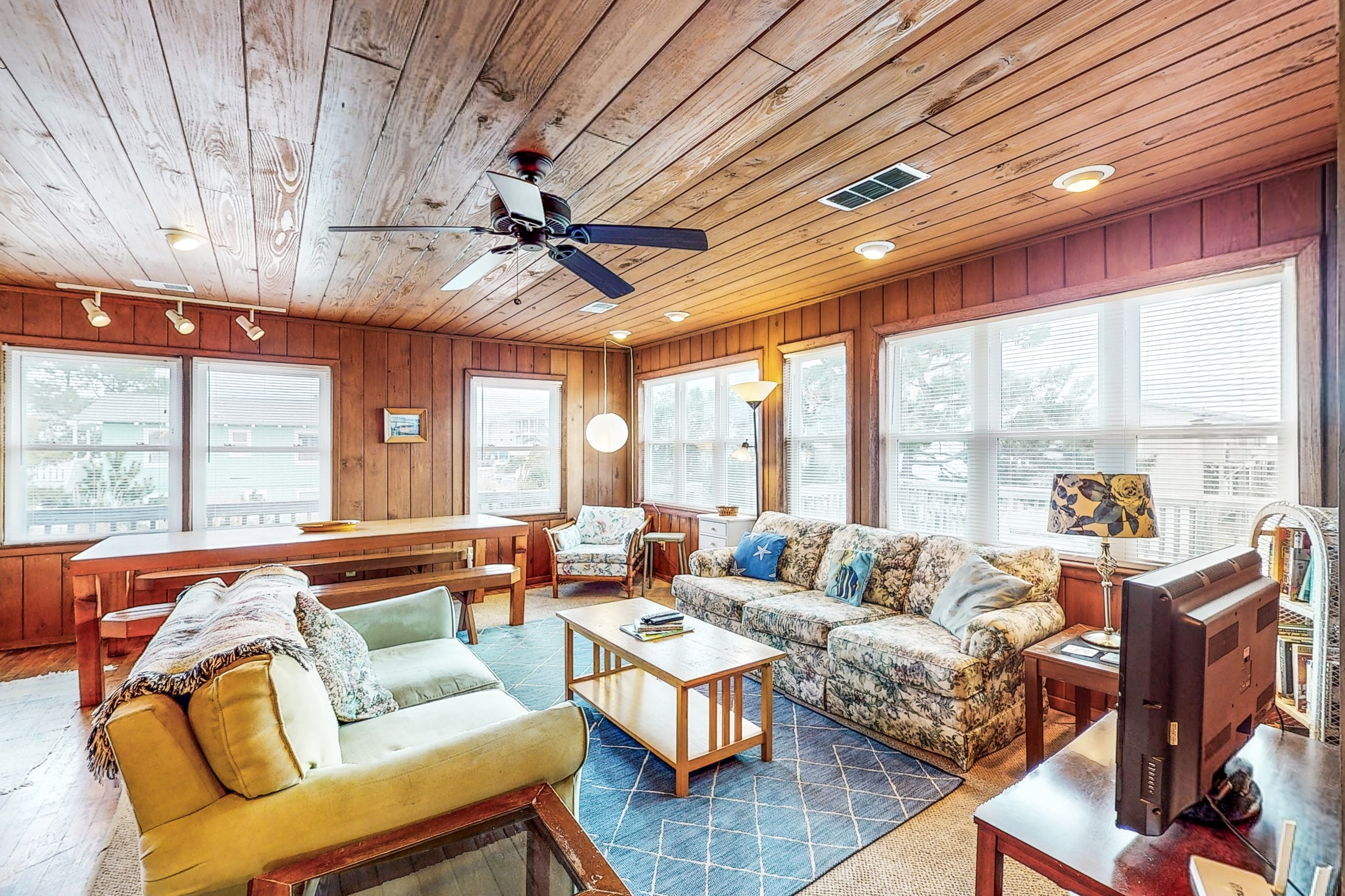 Breezy cottage across from beach access with central AC, enclosed yard & deck