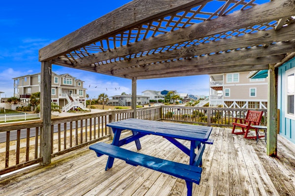 Breezy cottage across from beach access with central AC, enclosed yard & deck