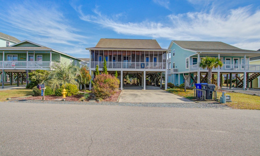 Sunny Family Home Near the Beach with Outdoor Shower, WiFi & Washer/Dryer