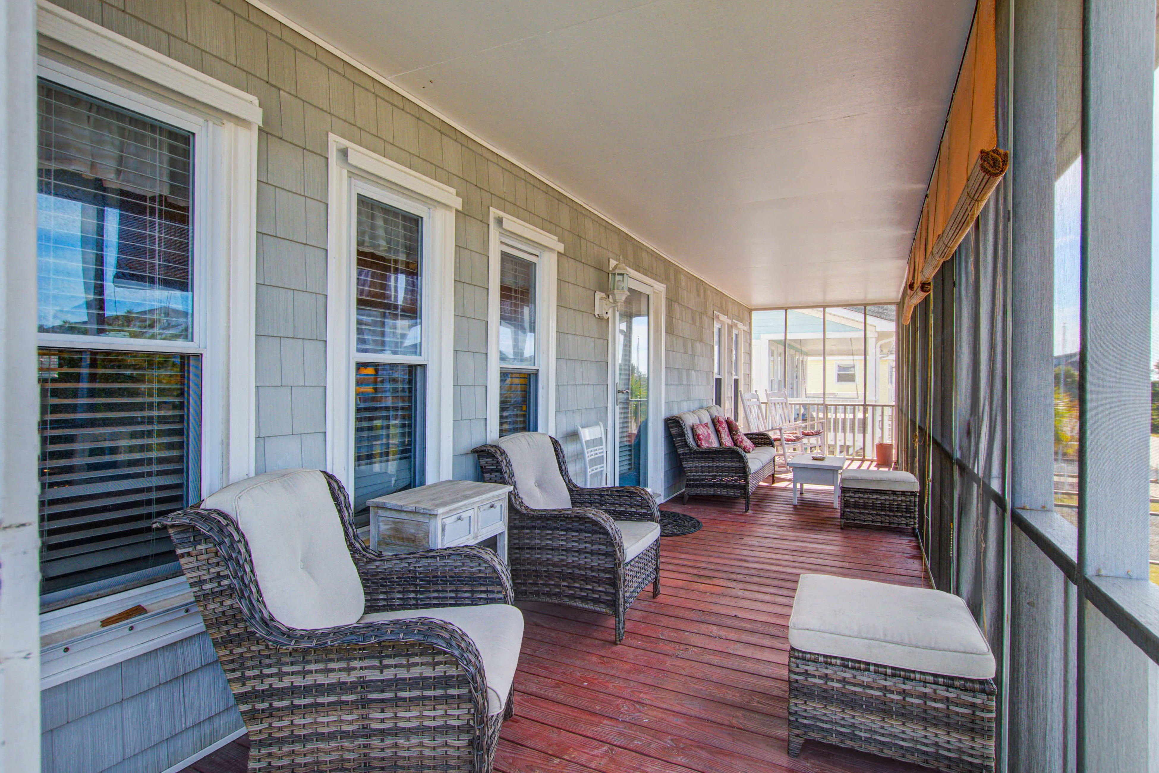 Sunny Family Home Near the Beach with Outdoor Shower, WiFi & Washer/Dryer