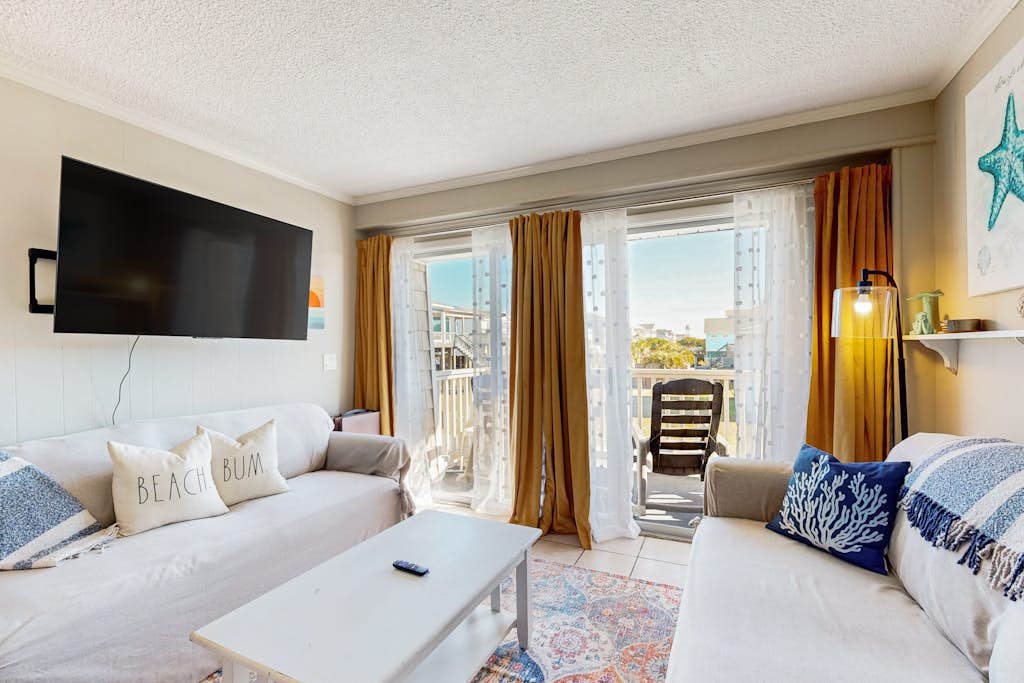 Coastal condo with community pool, close to beach and local attractions
