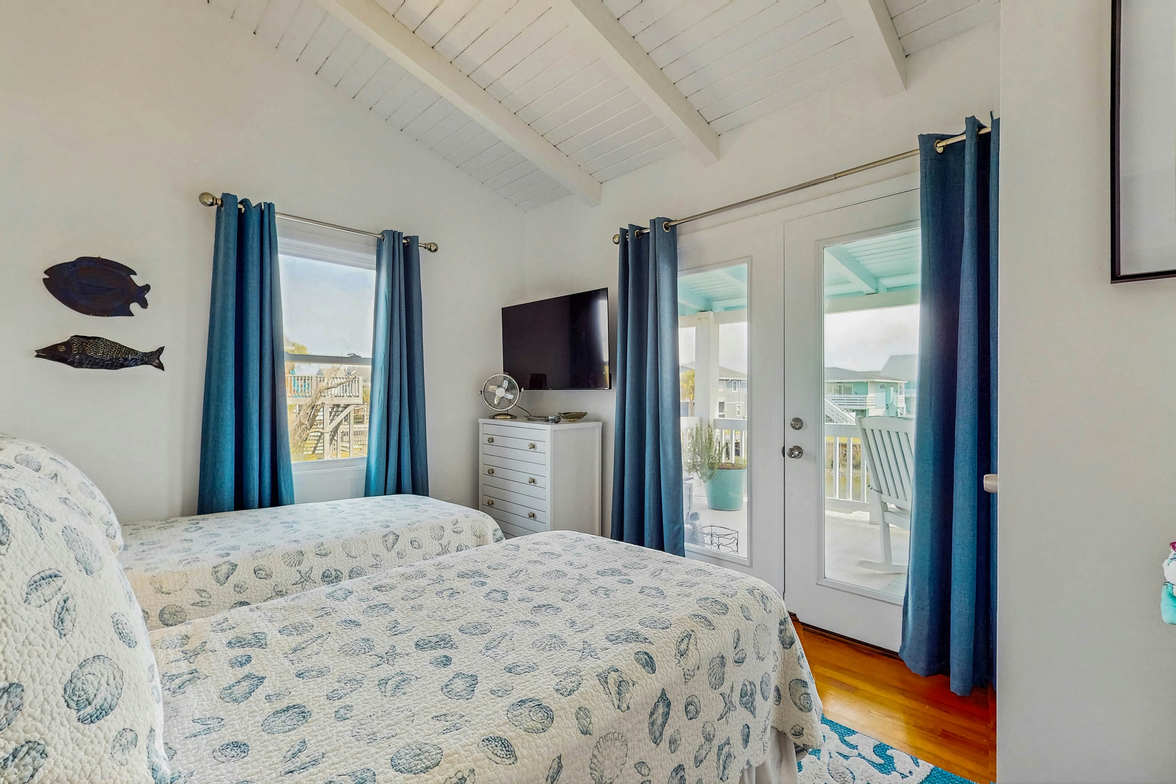 HB297 Holden the Waves- Private Boat and Floating Dock