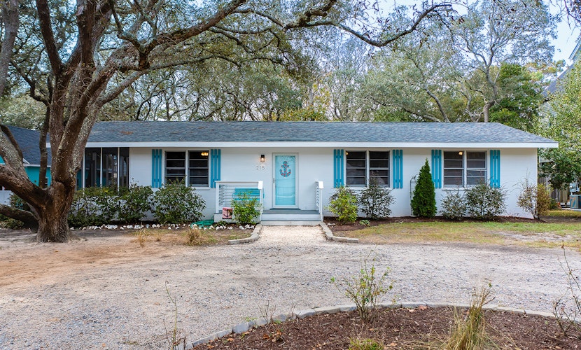 Cozy stay close to everything with backyard, bikes, grill, & washer/dryer