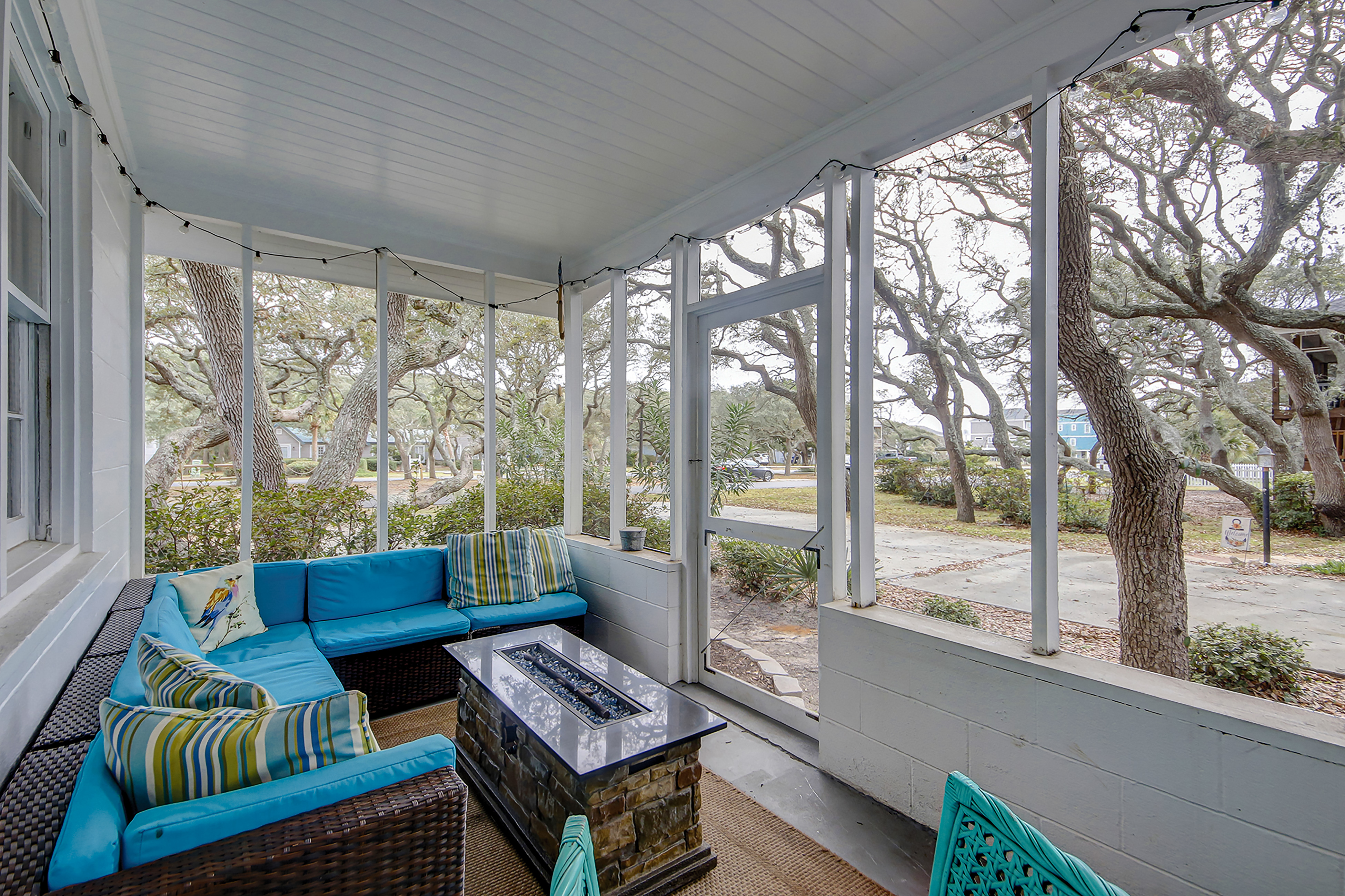 Cozy stay close to everything with backyard, bikes, grill, & washer/dryer