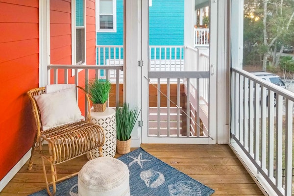 Bright home with lovely balcony, central AC & washer/dryer - walk to beach